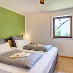 Moderne Maisonette Mit Garten *