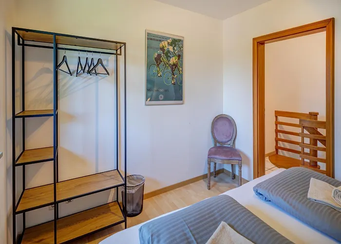 Moderne Maisonette Mit Garten *