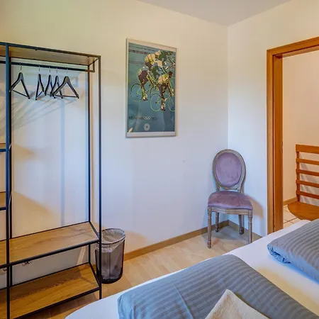 Moderne Maisonette Mit Garten *